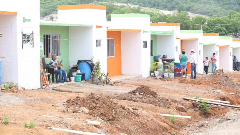 Habitantes del nuevo Fraccionamiento Palmares al noreste de la ciudad de Mazatlán, ya cuentan con la instalación de agua, luz y drenaje.