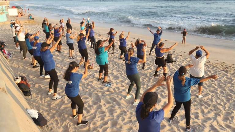 Integrantes de Anspac Mazatlán reinician actividades a la orilla del mar con una clase de zumba y tabata fit coordinadas por la instructora Celina Tirado.