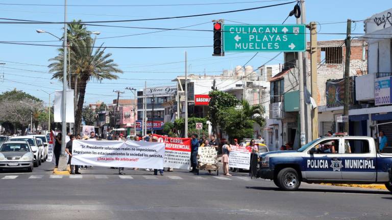 Protestan comerciantes contra carril preferencial en Mazatlán; bloquean avenidas