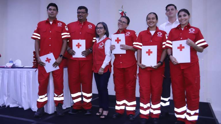 Elizabeth Sánchez Carrillo entre integrantes de la Generación 36, Yamil Ramírez, Jesús Peraza, Fernanda Velasco, Cristina Muñoz, Miguel Aguilar y Alejandra Lizárraga.