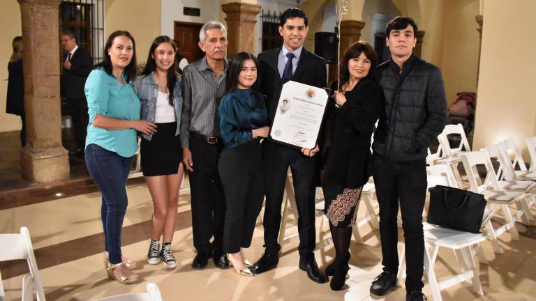 Obtienen su título como licenciados en derecho