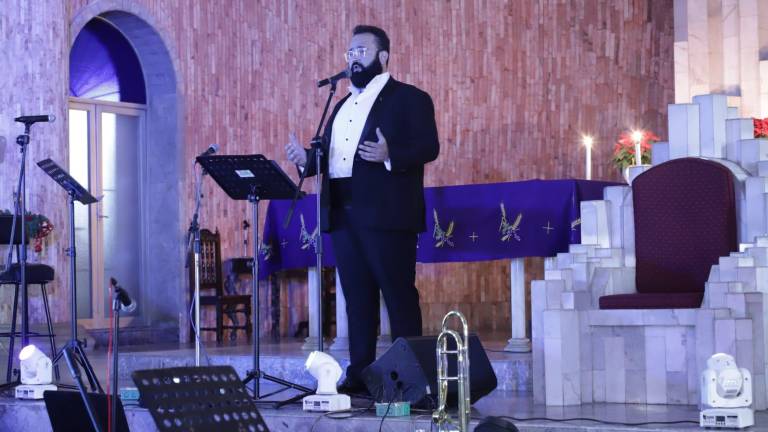 El tenor mazatleco brinda un mágico concierto navideño en pro de la Parroquia Cristo Rey.