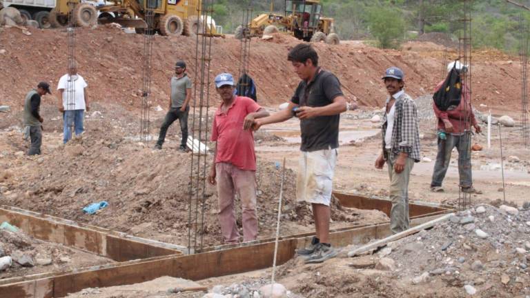 Supervisan la construcción de casas en el nuevo Santa María