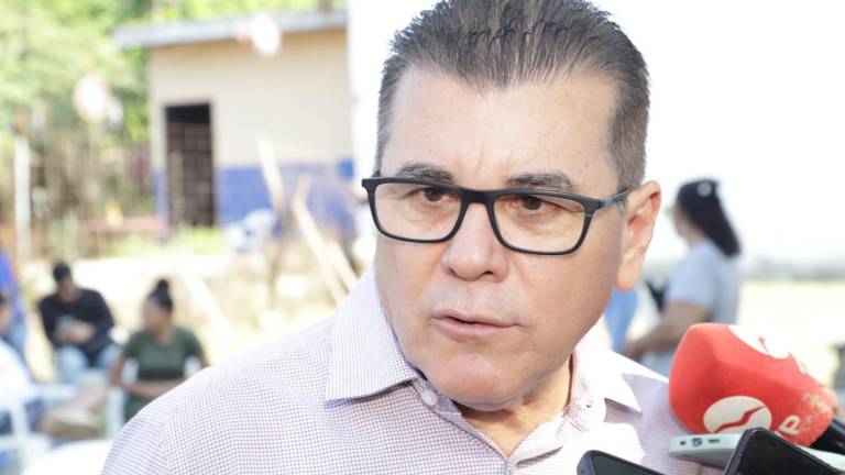 Édgar González Zataráin informa la hora del cambio de poderes en el Ayuntamiento de Mazatlán.