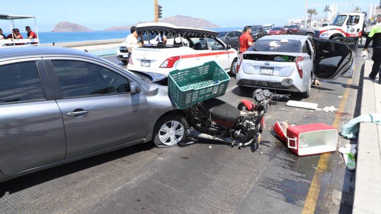 El conductor y presunto responsable de la carambola, viajaba en un automóvil Nissan March por la Avenida Del Mar