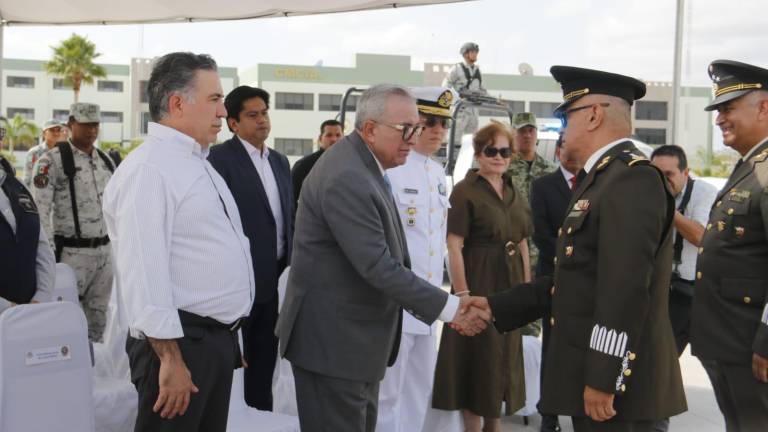 El Gobernador de Sinaloa, Rubén Rocha Moya, saluda al nuevo comandante de la Guardia Nacional en Sinaloa, Héctor Jiménez Saldaña.