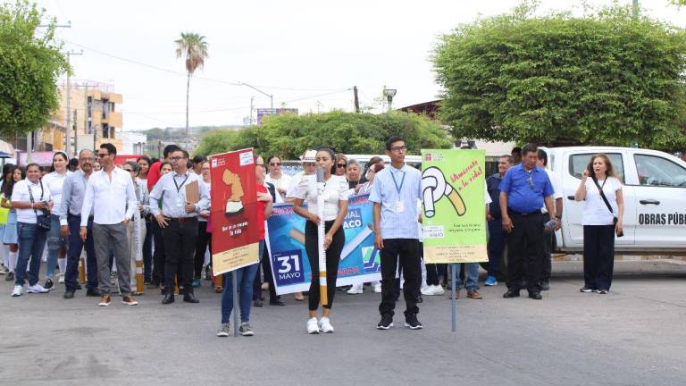 Jóvenes y adultos, con pancartas y cartulinas, participaron en la marcha.