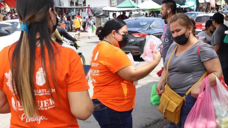 Campaña del Instituto Municipal de las Mujeres de Mazatlán en el Centro de la ciudad.