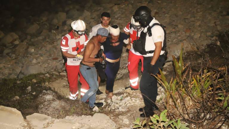 Rescatan a mujer tras caer a zona rocosa del Paseo Claussen en Mazatlán