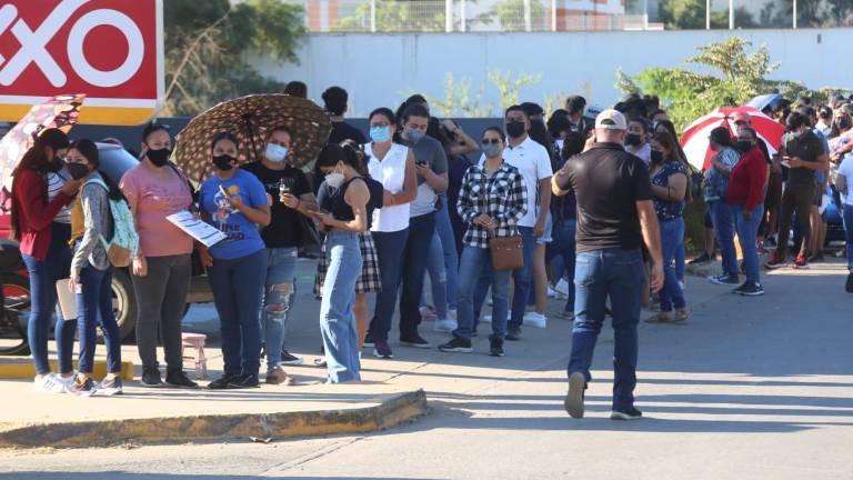 Una jornada de vacunación lenta, agobiante y descontrolada viven adolescentes mazatlecos este miércoles