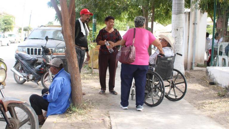 Adultos mayores esperan por horas en Escuinapa para cobrar la pensión del Bienestar