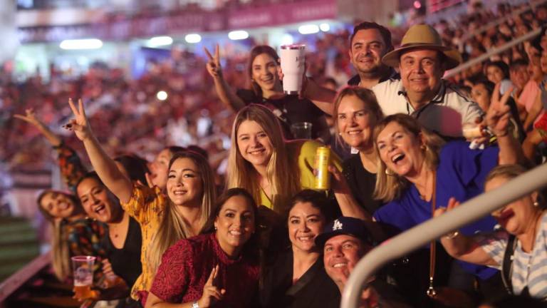 Disfrutan del primer concierto de Christian Nodal en Mazatlán