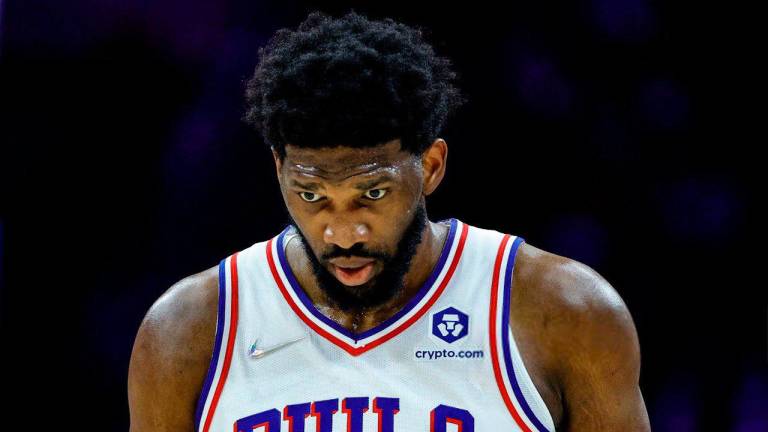 Joel Embiid no ha podido debutar en la actual temporada de la NBA debido a problemas en la rodilla izquierda.