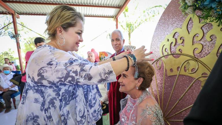 Coronan a reyes, reinas y princesas