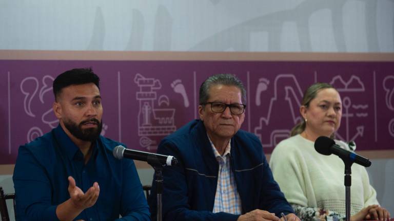 Julio César Cascajares Ramírez (izq.) asiste a la conferencia de la vocería estatal.