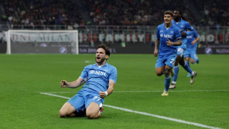 El delantero georgiano del Nápoles Khvicha Kvaratskhelia celebra el segundo gol de su equipo ante el AC Milan.