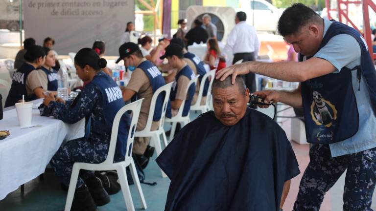 En esta jornada se realizaron cortes de cabello, revisiones de la vista, atención dental y entrega de despensas.