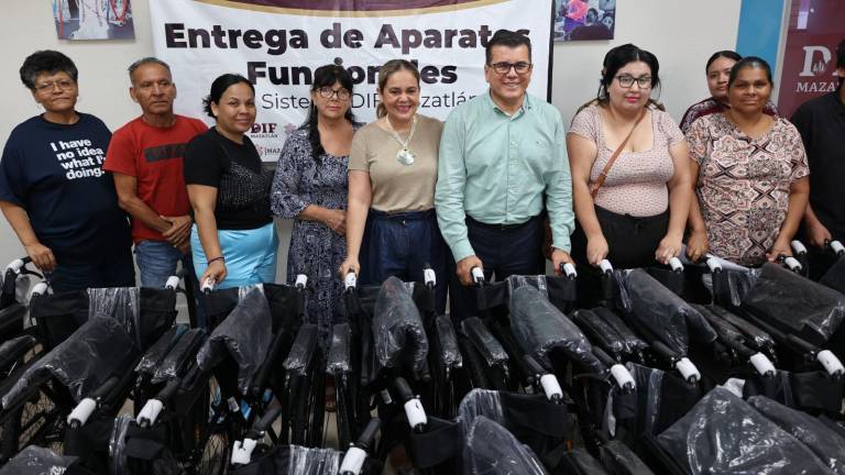 Entrega de 26 apoyos a personas de la zona rural y urbana de Mazatlán.