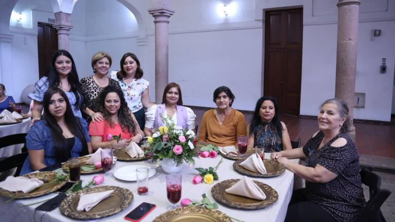 Felicitan a las mamás del Isic