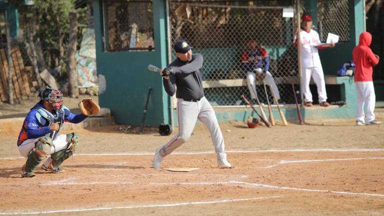 Turbiza no suelta la cima en Liga de Beisbol Meseros al Bat