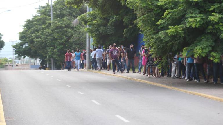 La fila en el Polideportivo de la UAS no llegó a la Ejército Mexicano.