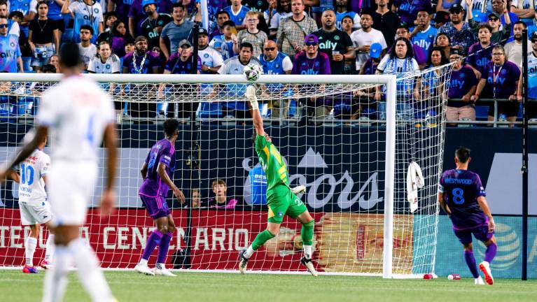 Cruz Azul tropieza en su debut y Charlotte sigue con vida