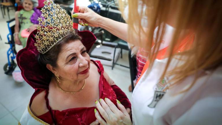 Coronan a reyes, reinas y princesas