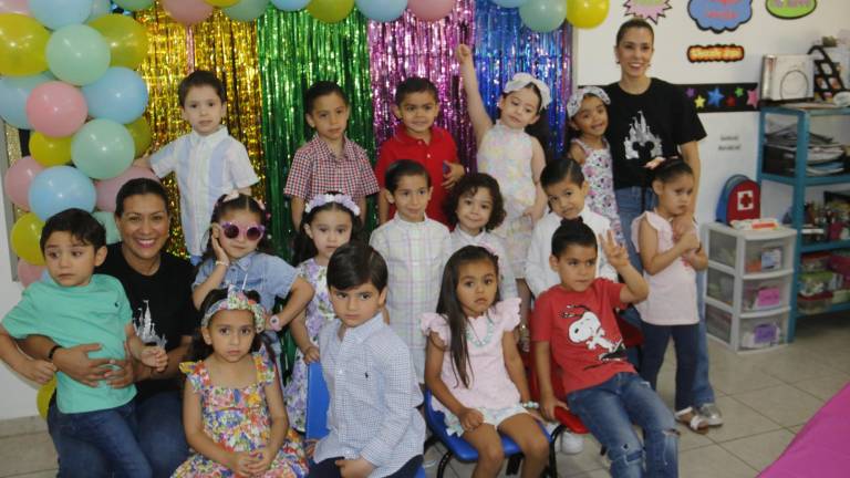 Ríen, juegan y bailan niños del Senda en su día