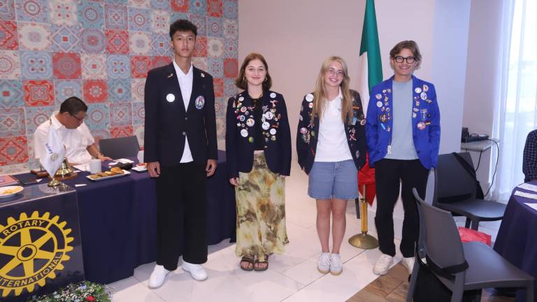 Los jóvenes de intercambio Jyun Shan (Huang) de Taiwán; Amalie Tesdorpf (El Verdad) de Dinamarca; Adelyne Frazier (Yoder) de Estados Unidos y Arthur Pierre Francois (Chambon) de Francia reciben una cálida bienvenida al puerto.