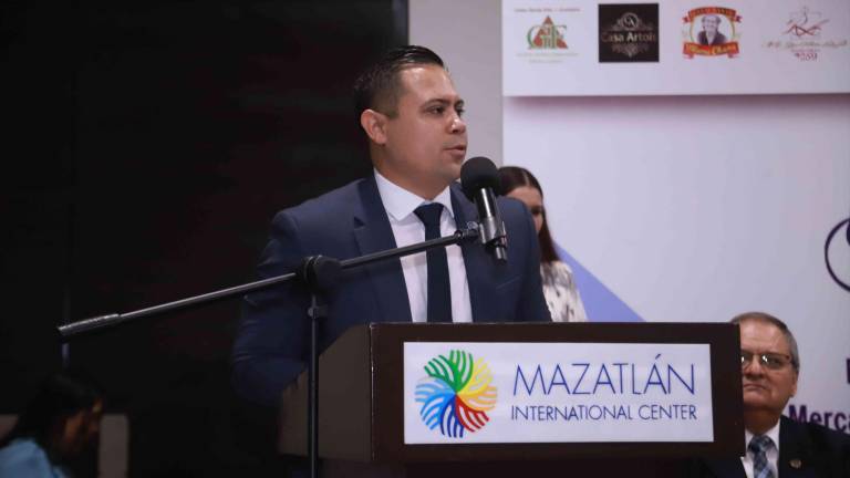 Alejandro Castillo rinde protesta como presidente de los EVyM de Mazatlán