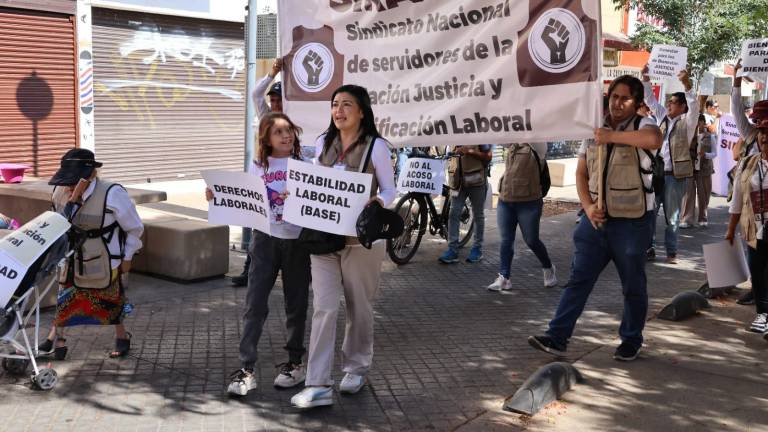 Protesta para exigir derechos laborales de los Servidores de la Nación.