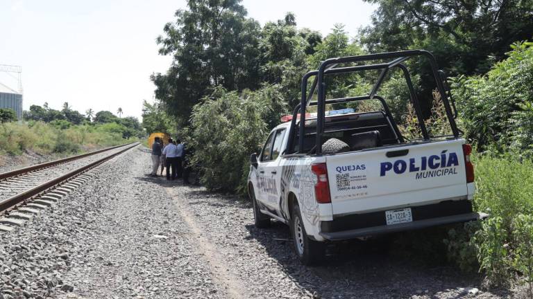 Un hombre fue encontrado sin vida a un costado de las vías del ferrocarril y se presume que es un migrante.