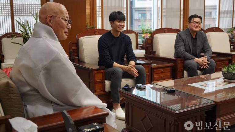 El actor coreano Lee Seung Gi y el director Yang Woo Suk durante su visita de cortesía al nuevo jefe ejecutivo de la Orden Budista Jogye Ven Jinwoo.