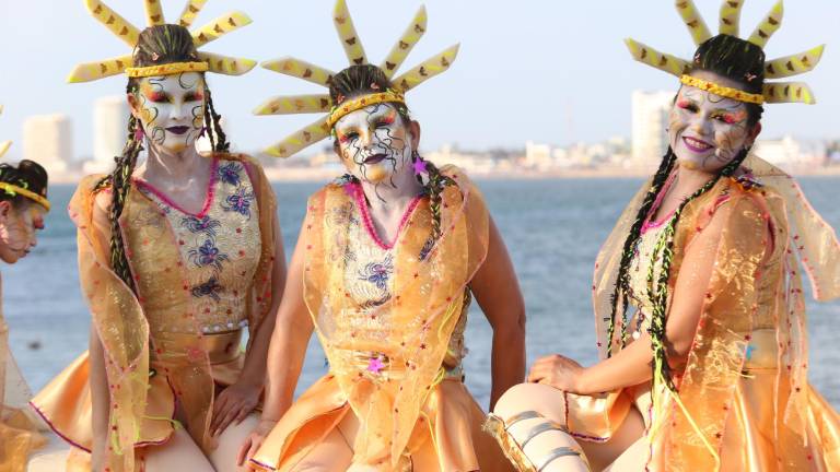 Mazatlecos y turistas disfrutan del primer desfile del Carnaval