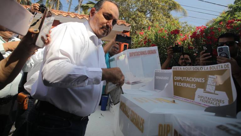 Guillermo Romero, candidato a la Alcaldía de Mazatlán, acude a votar.