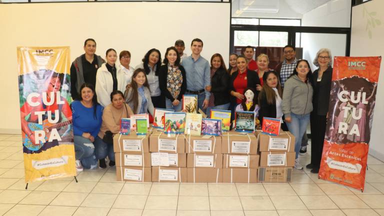 Los bibliotecarios recibieron los nuevos ejemplares de libros.