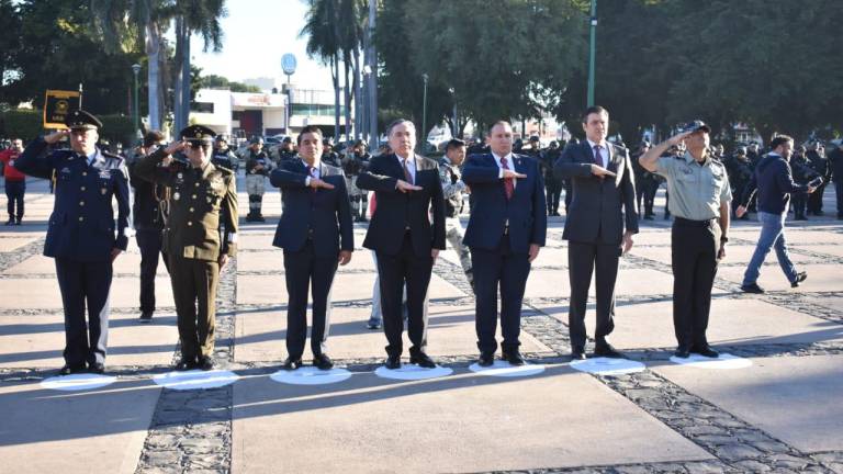 Autoridades civiles y militares conmemoran la promulgación de la Constitución Política de México.