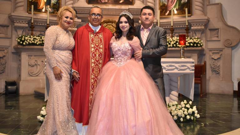 Es Estefany Sánchez una bella quinceañera