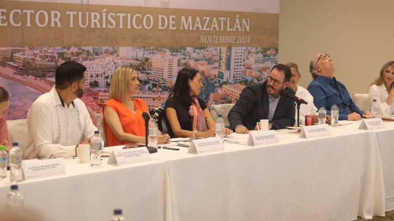 En encuentro en Mazatlán, la Secretaria de Turismo federal, Josefina Rodríguez, se comprometió a apoyar al puerto en la eliminación de las alertas de viaje y en la promoción turística.