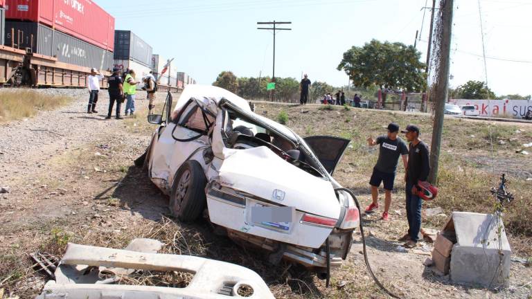 El auto queda destrozado tras ser alcanzado por el tren y arrastrado cerca de 100 metros.