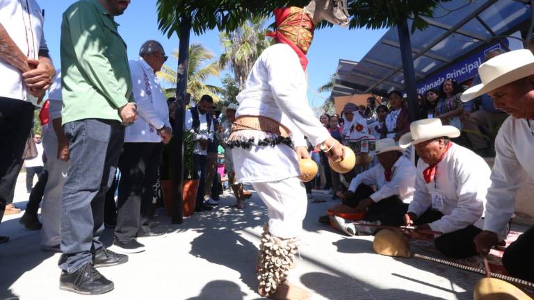 Indígenas de Sinaloa muestran sus tradiciones en la Expo Feria Artesanal, en Mazatlán.