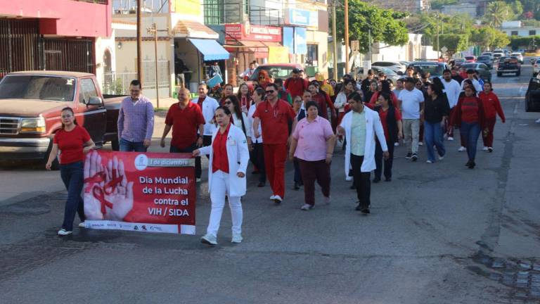 Personal de Salud y del Gobierno Municipal realizan marcha para conmemorar el Día Mundial de la Lucha contra el VIH-sida.