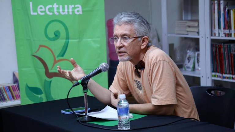 Juan Ramos brinda una plática sobre poesía y experiencia lectora.