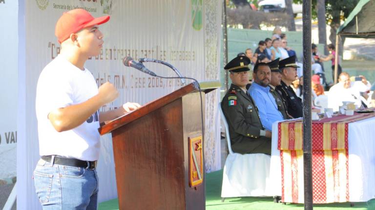 Entregan cartillas liberadas de jóvenes del Servicio Militar Nacional, en Mazatlán