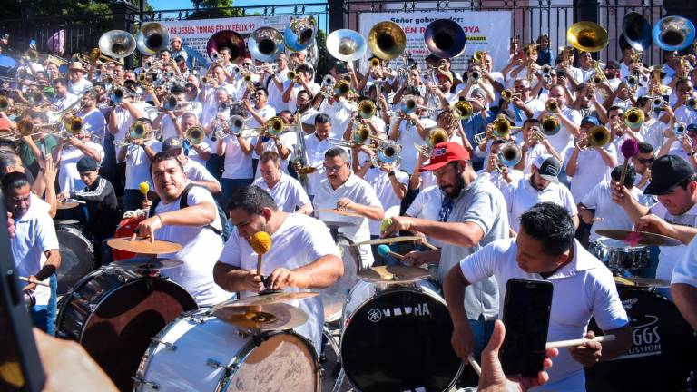 La iniciativa de “Jalemos con Banda” reunió a cuatro mariachis y cerca de 150 artistas locales en un evento libre de apología al delito.