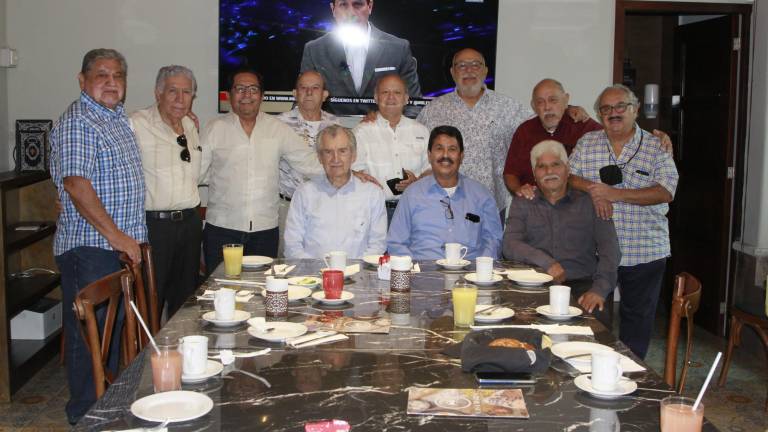 En un ameno desayuno el grupo de amigos de la Escuela Vocacional de Ingeniería fortalece su amistad.