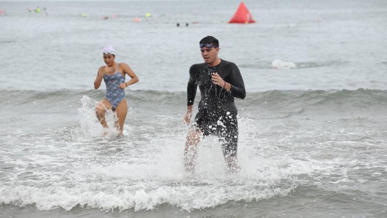 Ian José Gamboa e Itchel Reyes triunfan en la octava Puntuable de Natación