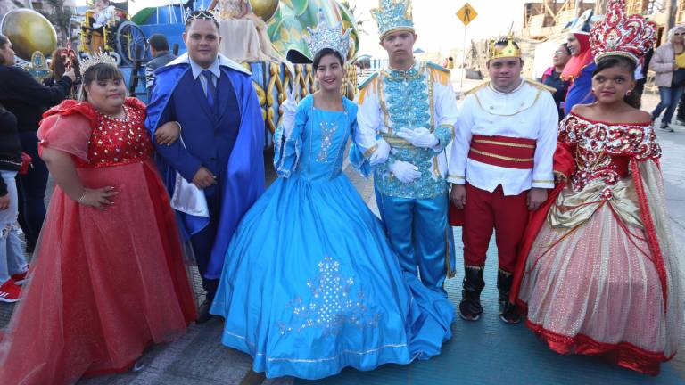 Mazatlecos y turistas disfrutan del primer desfile del Carnaval