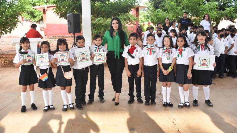 La Alcaldesa Ana Karen Val Medina dio la bienvenida a las niñas y niños que regresaron a clases presenciales