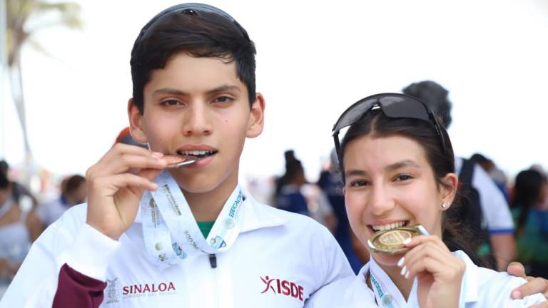 Juan Gilyan Berrelleza Flores y Victoria Medina Quintero lucen orgullosos sus medallas.